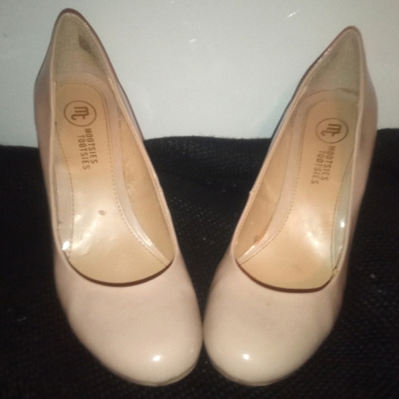 Mootsie Tootsie Tan 2 inch high heels - Picture 6 of 7